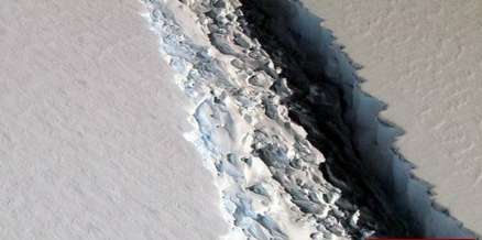 南极洲最大冰棚拉森C冰架裂缝 长达70英里，宽约300多英尺，深约0.33英里
