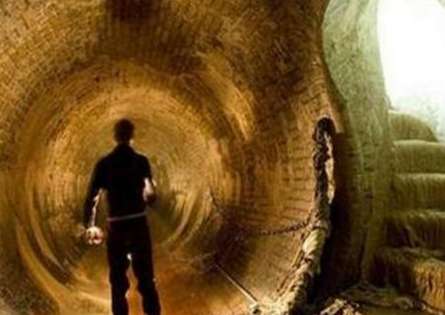 地球是实心存在的吗 地球表面有没有一条连接地心的神秘隧道