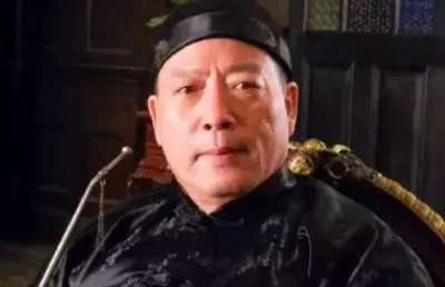 黄金荣为什么收养一个特能吃的乞丐，还以此挣钱？