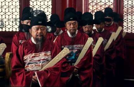 一太监拦驾出宫的朱元璋，朱元璋看完气的连忙回宫