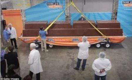 世界最大巧克力重达5570公斤，大到足够20万人一起共享！