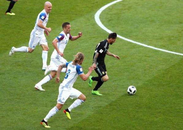 冰岛足球队,一支奇葩的足球队,守门员竟然是导