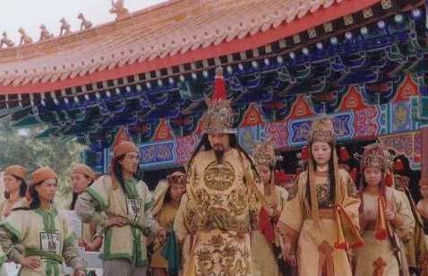 太平天国金印用木头造，金冠用纸糊