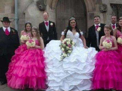 世界上最重的婚纱，127斤重的巨型婚纱