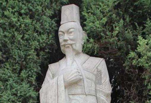 他是春秋时期郑国的第三位君主，却遭母亲和弟弟算计