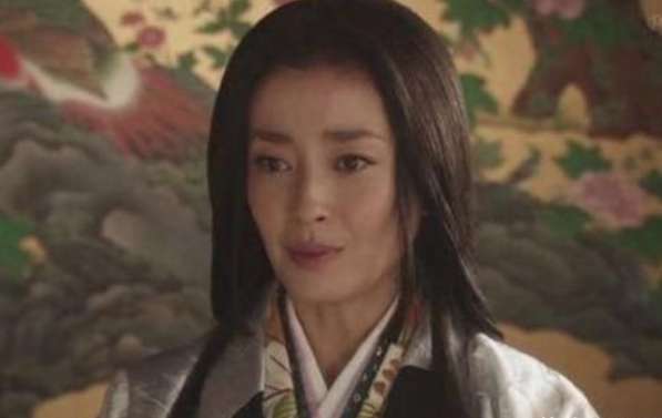 她是丰臣秀吉的爱妾，20岁时被迫嫁给50岁的仇人