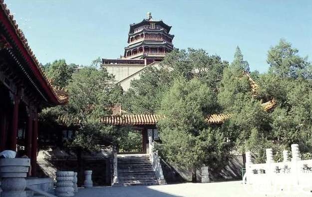 揭秘，颐和园万寿山佛香阁下是谁的墓你知道吗？
