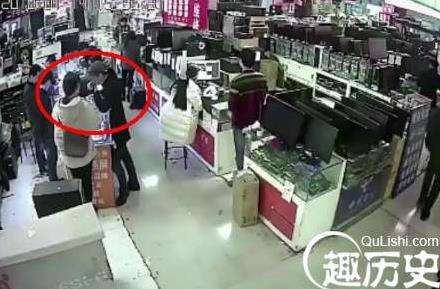 一小伙为确定iiphone电池真假，对着电池就是一口，结果悲剧了
