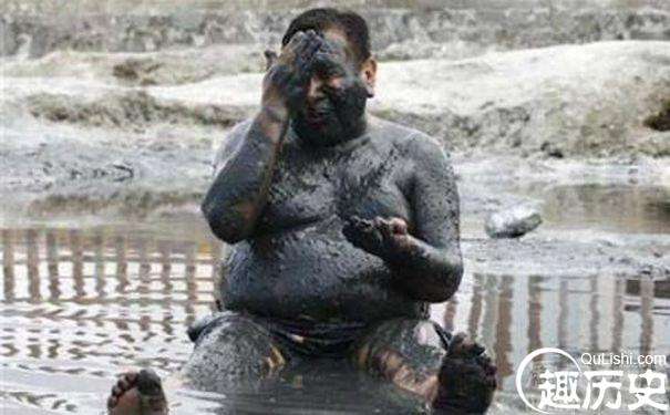 神奇的印度人:他们&ldquo;用神泥"裹身，称其可以祛除百病