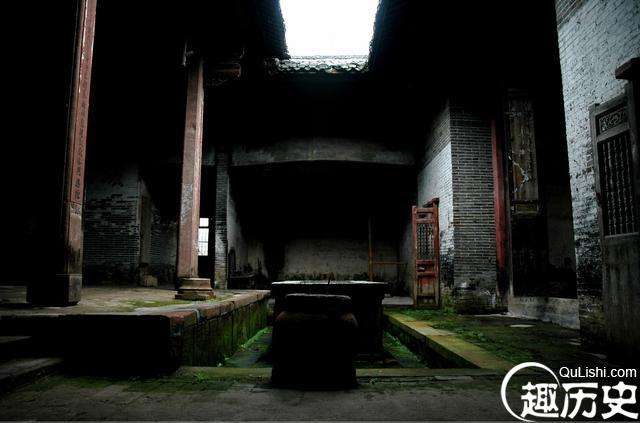 百年老屋子下挖出一瓷康熙通宝字样的钱币，竟被人收走？