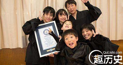 Largest-gathering-of-people-dressed-as-ninjas-children-with-certificate_tcm25-426410_tcm32-42671.jpg