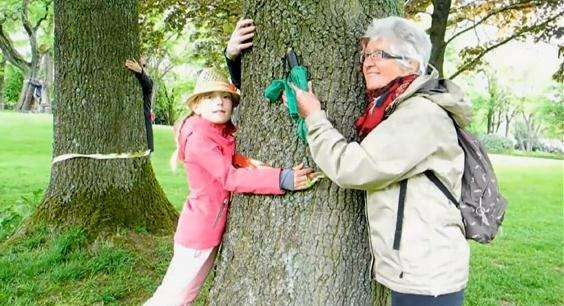拥抱树木 德国埃森打破吉尼斯世界纪录，共有848人参加了这次活动