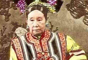 慈禧下葬用的金丝楠木棺材为什么被涂上红漆？