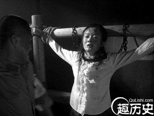 她是三个孩子的母亲，为保护丈夫日寇竟对她实施了酷刑