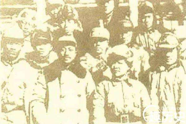 她怀孕三月，仍跃马提枪抗日，被敌围困枪抵喉咙自杀