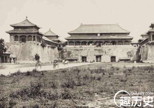 慈禧太后逃亡期间紫禁城内荒草萋萋，丝毫皇家气象