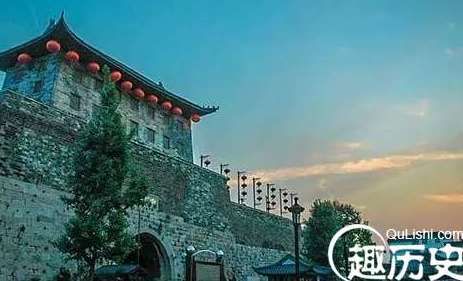 这城门屡修不好，日日塌，直到高人用宝物镇压