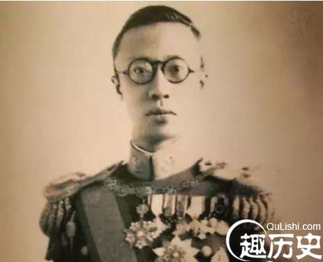 56岁溥仪携新婚妻子重游故宫，偶遇了谁，竟脸色大变？