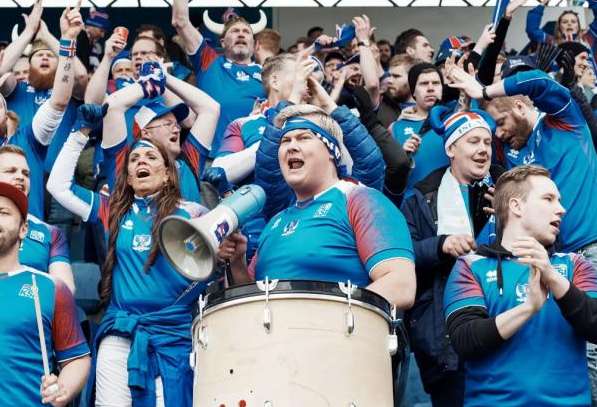 冰岛足球队,一支奇葩的足球队,守门员竟然是导