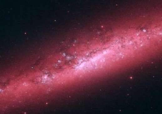星暴星系：黑洞竟然是星爆星系产生的