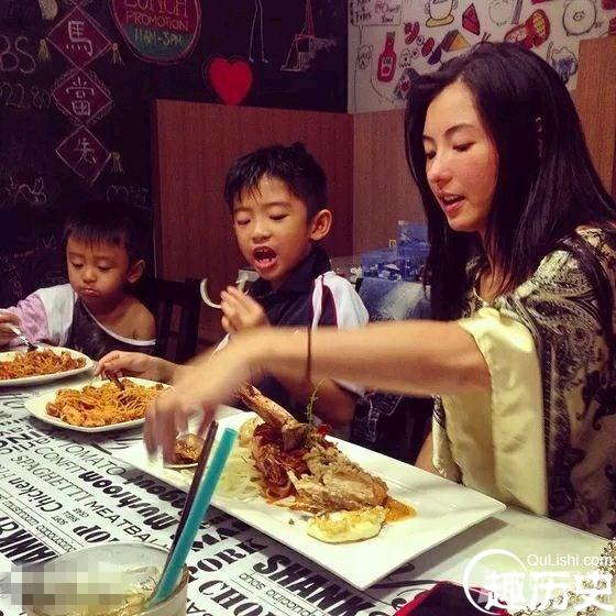 张柏芝与儿子享受美食 拿洋葱搞怪自拍