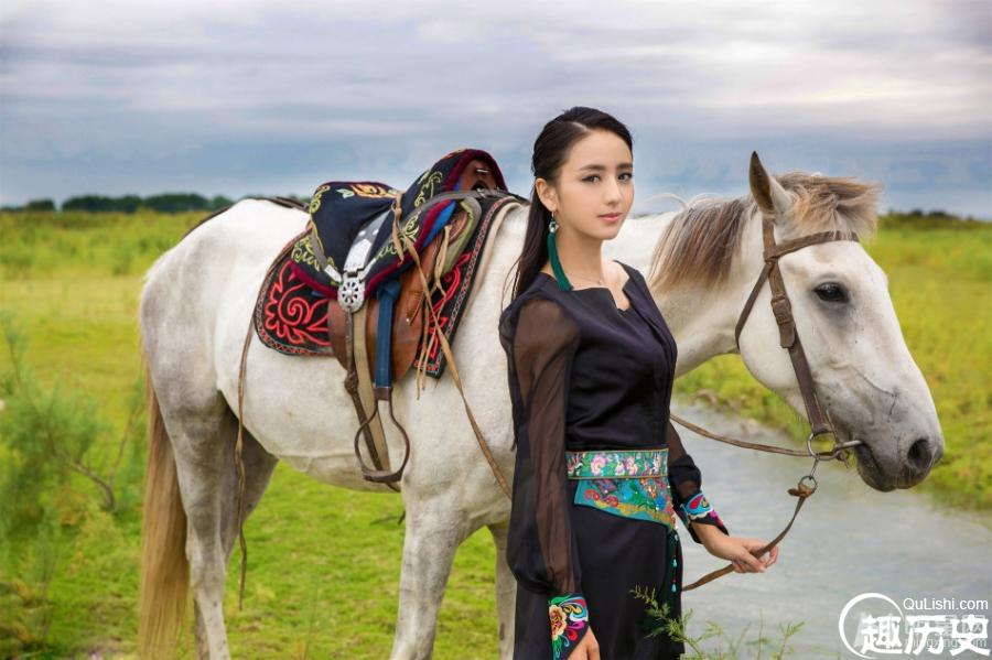 佟丽娅民族服饰写真 骑白马显英姿