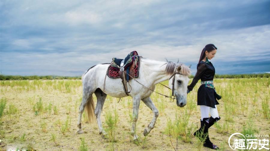 佟丽娅民族服饰写真 骑白马显英姿