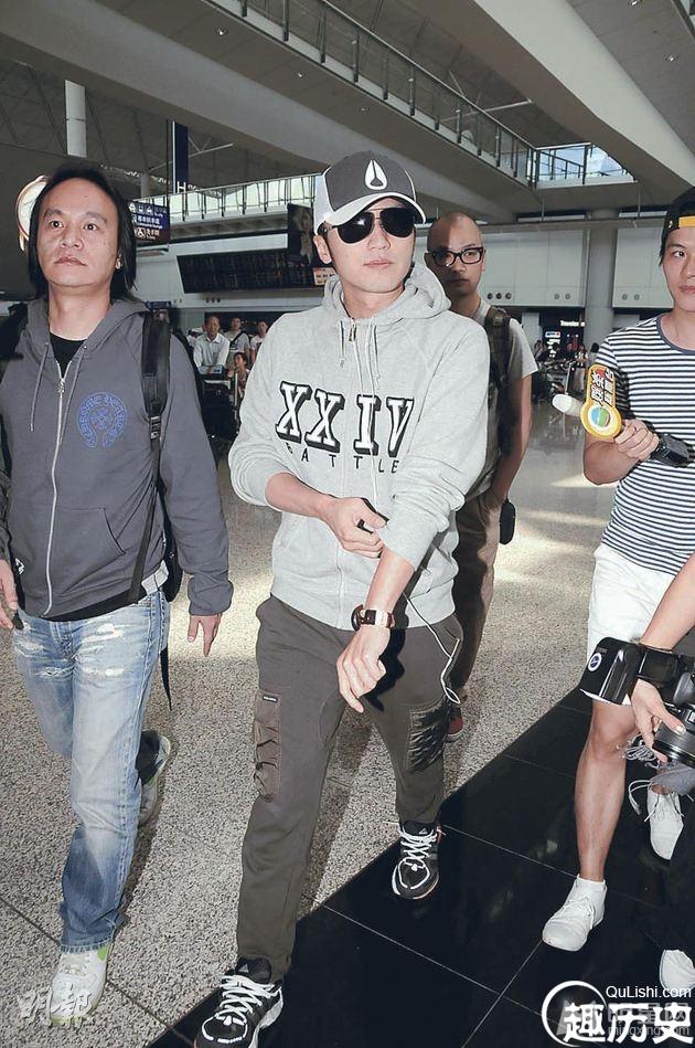 谢霆锋现身香港机场 穿拖鞋显邋遢