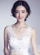 王丽坤浪漫婚纱写真 气质清新笑靥迷人