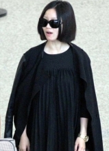 姚贝娜一身黑装现身上海机场 欧美范十足