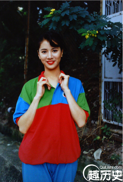 1990年,袁咏仪报名参加了香港小姐选美比赛,获得当年港姐冠军和"最