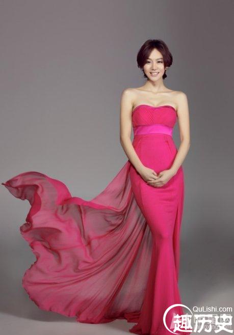 姜妍粉嫩红裙低胸可爱写真