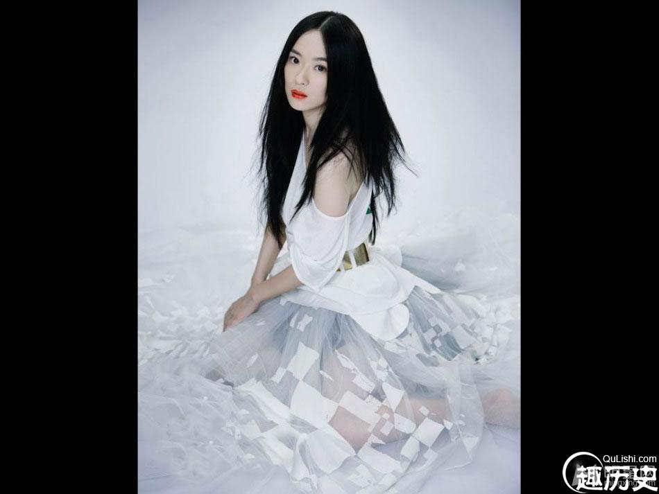 霍思燕清纯写真 纯白纱裙演绎早春时尚