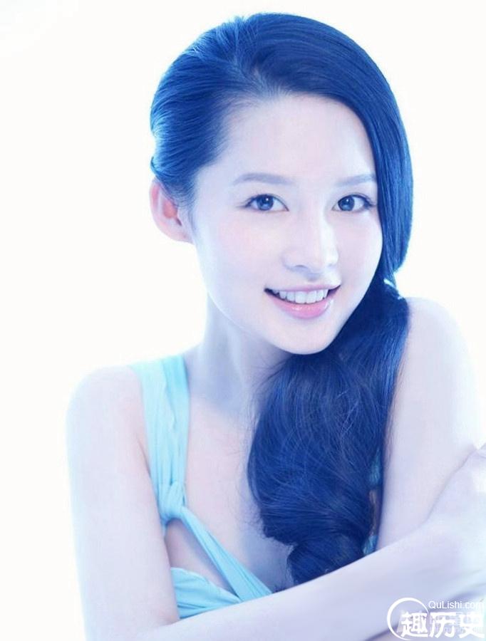 李沁蓝色系清新淡雅写真 清丽脱俗展古典气质(3/5)