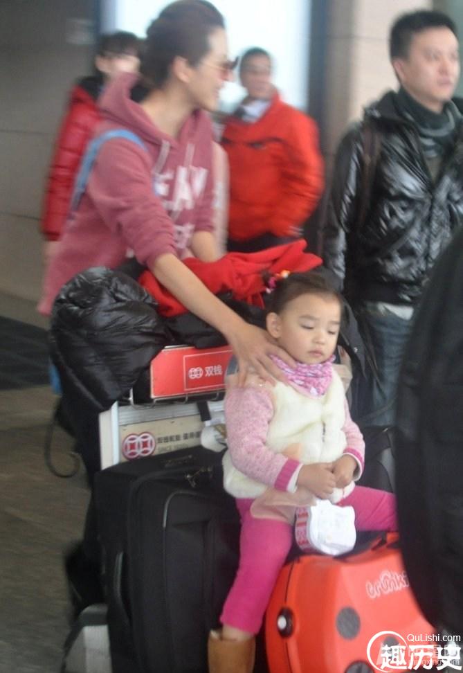 蔡少芬携女儿现身机场 小汤圆可爱显萌态