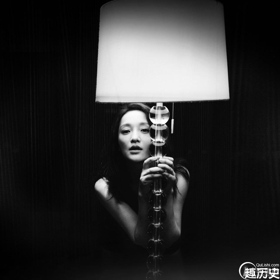 李宇春变身摄影师 携手周迅拍摄魅惑黑白大片