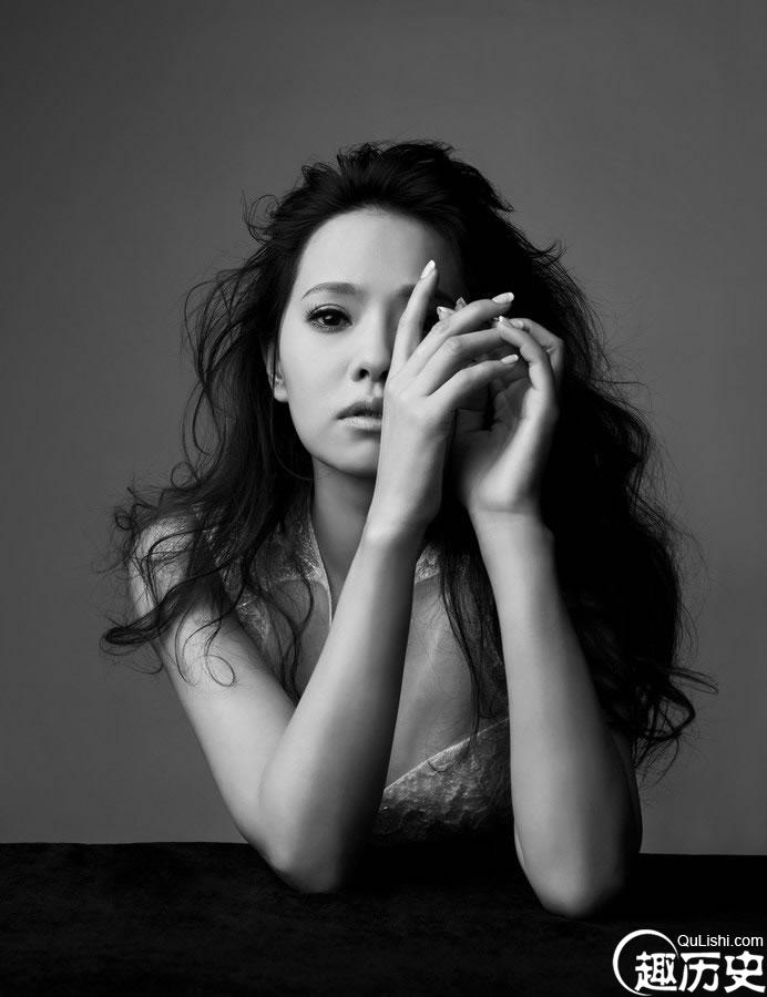 伊能静与享誉国际的作家严歌苓共同为《时尚芭莎》拍摄黑白大片