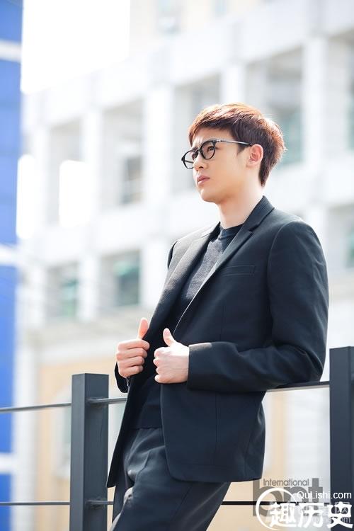 2PM尼坤泽演眼镜写真 尽显酷感与帅气风范