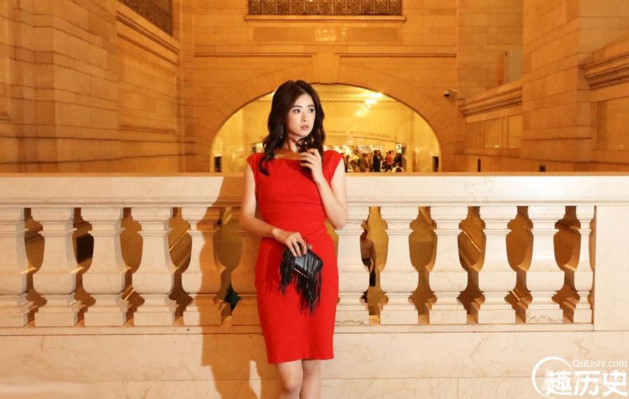 蒋欣纽约时装周红裙街拍 面容精致显东方韵味