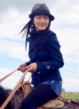 杨钰莹骑马帅气生活写真 笑容甜美享受大自然