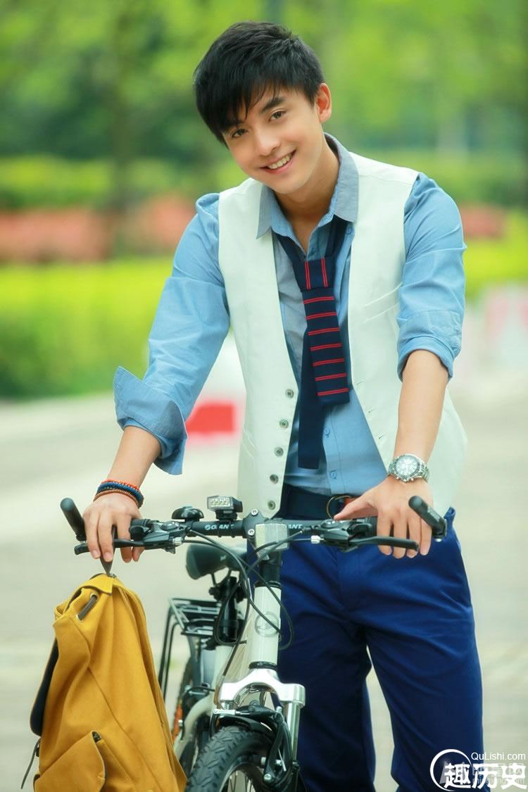 艾米加油男主角李佳航自行车写真