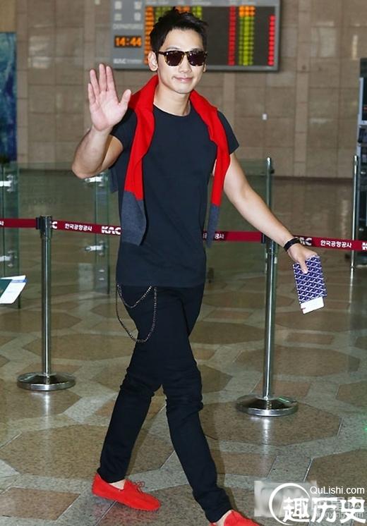 亚洲天王Rain现身机场飞上海 红衫红鞋抢镜