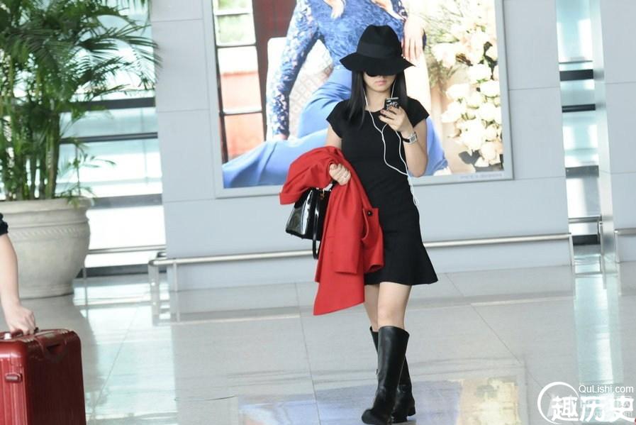 李湘现身上海虹桥机场 穿黑色短裙气场十足