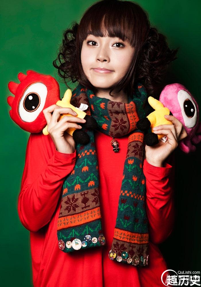 张佳宁娃娃造型拍摄圣诞节写真