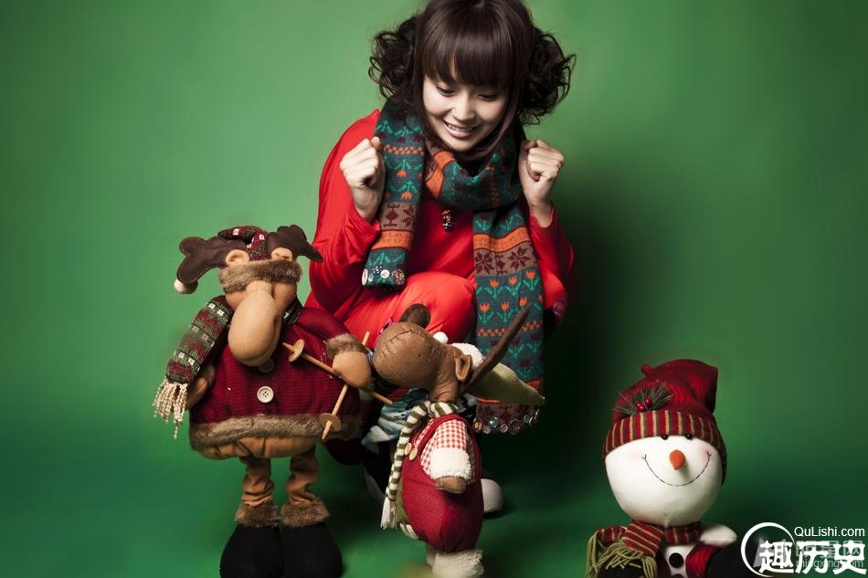 张佳宁娃娃造型拍摄圣诞节写真