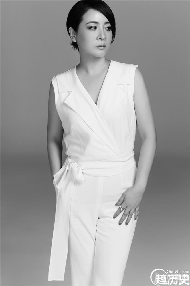陈小艺纯色写真 连体白衣知性时尚