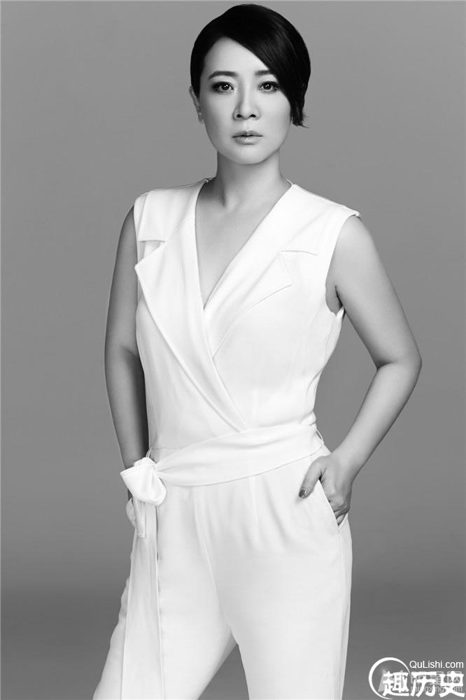 陈小艺纯色写真 连体白衣知性时尚