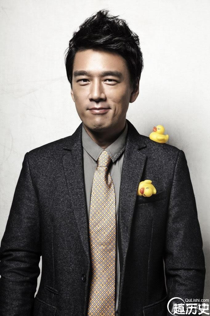 演员王耀庆童真写真 与小黄鸭搞怪互动