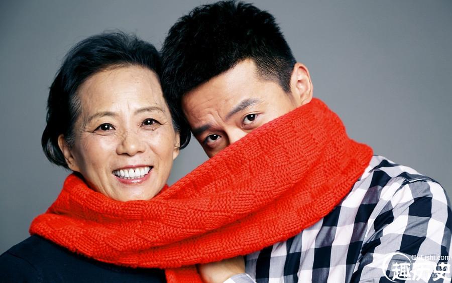 朱雨辰与母亲拍圣诞大片 红色围巾传递母子温馨