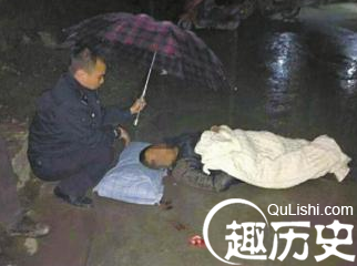 四川警察雨中为伤者撑伞半小时获赞